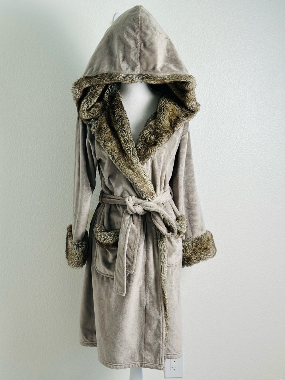 Pottery Barn Ombre Tipped Faux Fur Hooded Robe in Taupe Size Medium